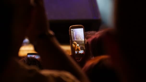 Fãs fazendo vídeos com smartphones — Vídeo de Stock