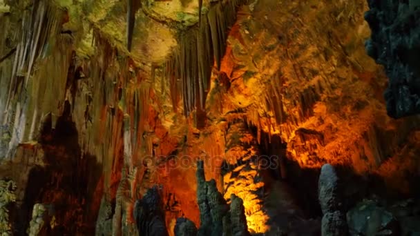 Sugestywny widok oświetlenia jaskini — Wideo stockowe