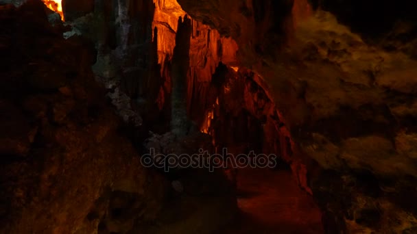 Belysning Cave stenmur — Stockvideo