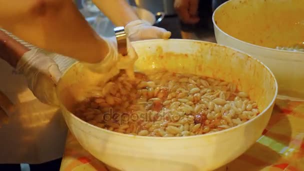 Slouží "Covatelli", typický jižně od Itálie těstoviny — Stock video