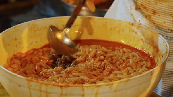 Kde se podávají horké těstoviny s omáčkou — Stock video