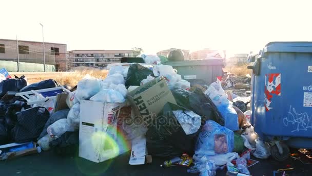 Suciedad y basura abandonada en la carretera — Vídeos de Stock