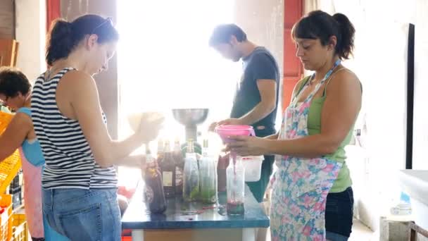 Gente italiana poniendo tomates frescos — Vídeo de stock