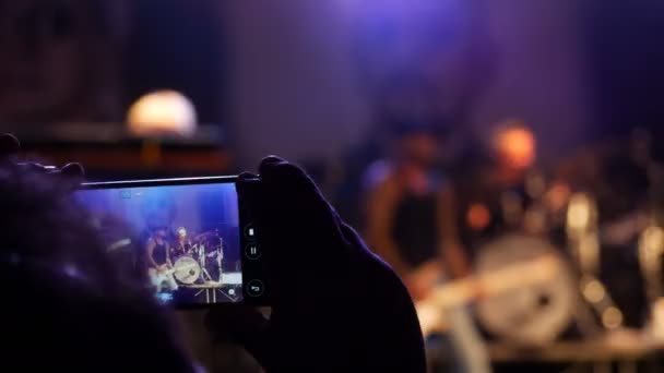 Femme faisant de la vidéo avec smartphone — Video