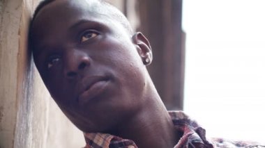 genç siyah adam üzgün ve depresyonda