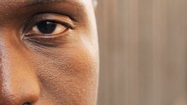 Yarım bir siyah adamın yüzünü 