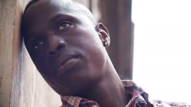 Νεαρός μαύρος άνδρας λυπημένος και καταθλιπτικός — Αρχείο Βίντεο