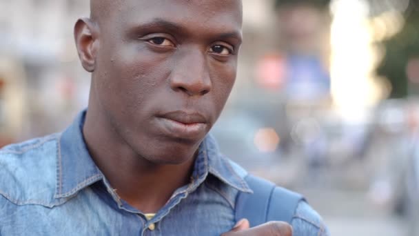 Уверенный и злой африканский мужчина — стоковое видео