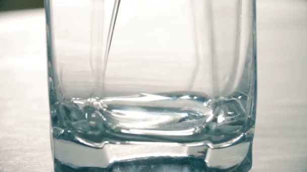 グラスの中の密な液体が流れる — ストック動画