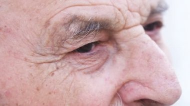 dalgın yaşlı adamın gözleri