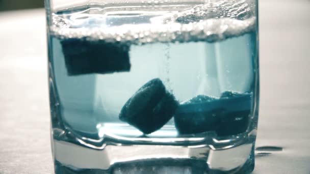 Limpiar la piedra caliza de los filtros — Vídeo de stock