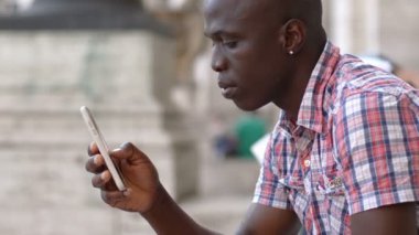 Siyah adam akıllı telefon kullanma