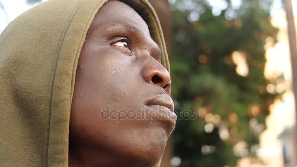 Migrante africano negro joven mirando hacia arriba — Vídeo de stock