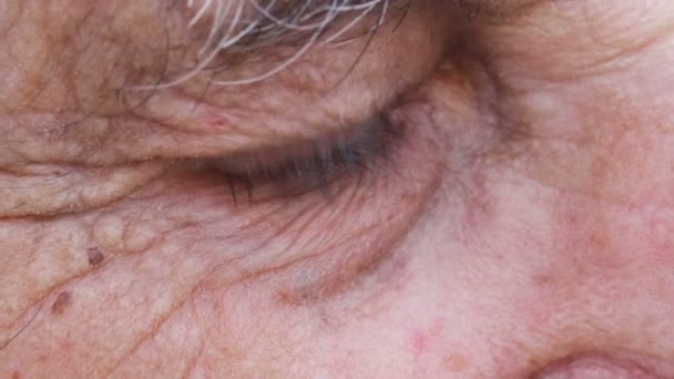 Глаза пожилого человека — стоковое видео