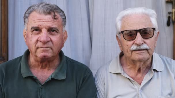 Portrait of couple of old friends — Stock Video