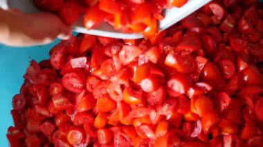 Geleneksel domates'ın sosu hazırlarken 
