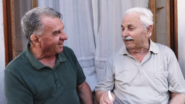 Twee gelukkige oude vrienden praten — Stockvideo