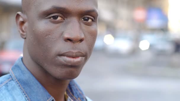 Серьезный черный молодой человек — стоковое видео