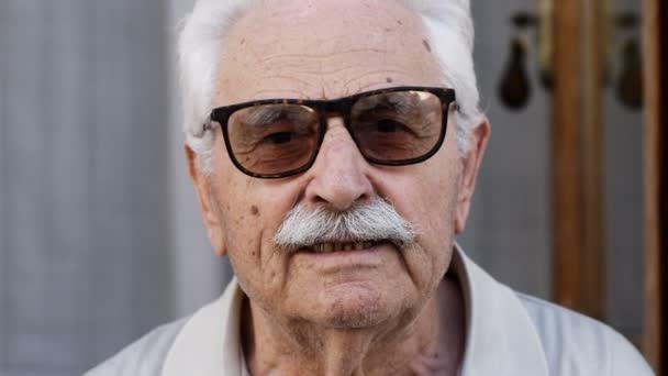 Retrato de hombre mayor con gafas de sol — Vídeos de Stock