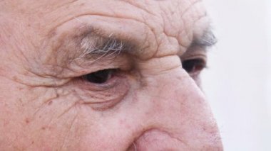 Komuta sizde gözlerin