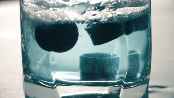 Filtre immergé dans le liquide pour le nettoyer du calcaire — Video