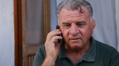 endişeli ve ciddi olgun adam 