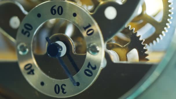 Reloj antiguo bate el tiempo — Vídeo de stock