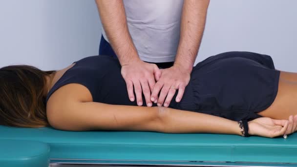 Physiotherapie: Physiotherapeutin setzt Patientin unter Druck — Stockvideo