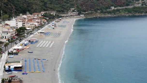 Vista superior de la playa vacía, Fin de verano: melancolía, tristeza — Vídeo de stock