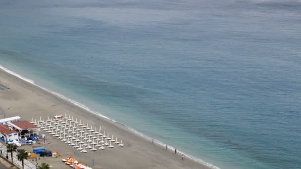 Tristesse, mélancolie, fin d'été : vue panoramique sur la plage vide — Video