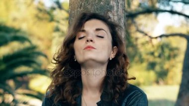 üzgün ve stresli bir ağacın altında seksi kadın kocası için bekliyor