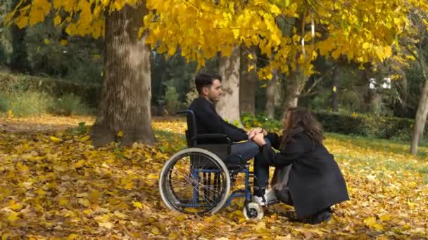 Uomo Sulla Sedia Rotelle Con Fidanzata Parco Autunnale — Video Stock