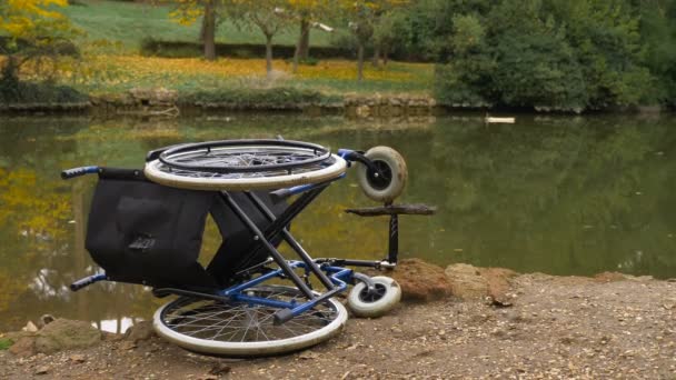 Fauteuil Roulant Renversé Sol Abandonné Obstacles Architecturaux — Video