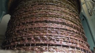 Güney İtalya Oive yağ fabrikasında zeytinyağı yapma