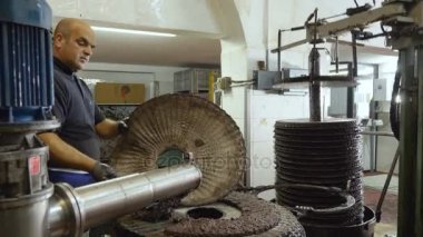 yağ zeytin üretim zeytin basınla çalışan adam