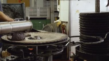 Güney İtalya - zeytin yağı üretiminde zeytinyağı fabrikasında çalışan