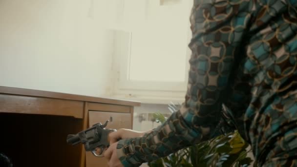 女薬漬けし 銃を持つ彼女の恋人を脅かす制御不能 — ストック動画