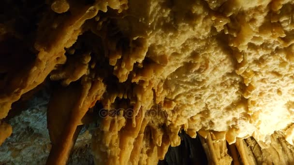 Внутри Светильники Cave Grand Puznano Апулия Италия — стоковое видео