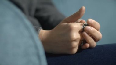 anksiyete, depresyon, sinirlilik: eller psikoterapötik oturum içinde bir kadın