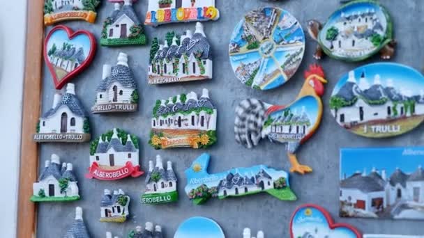 Main Choisissant Les Souvenirs Touristiques Trulli Dans Magasin Gros Plan — Video