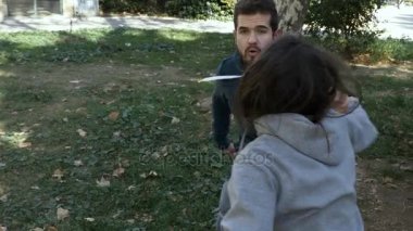Çift bir parkta şiddetli bir kavga var