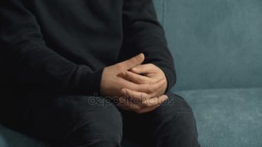 psikoterapi oturum: sinirli ve endişeli hastanın eller 