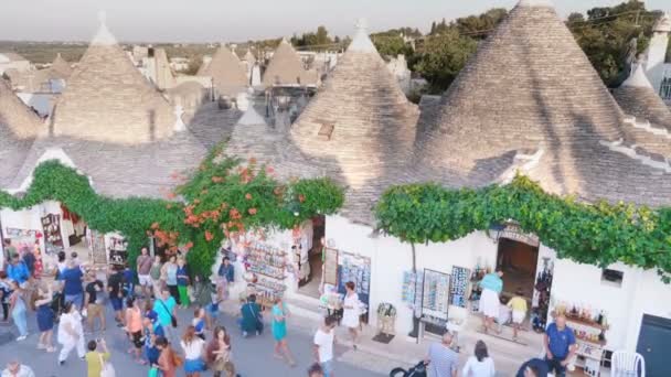 Gente Caminando Pueblo Trulli Agosto 2017 Alberobello Puglia Italia — Vídeos de Stock