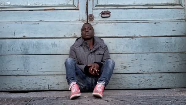 黒アフリカ若い移民の友人 通りに一人で座って私を助ける — ストック動画