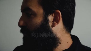 Başını ve kamera seyir vasıl kızgın sakallı hippi turnike