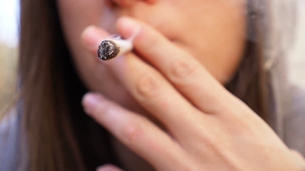 Cannabis Marijuana Drogues Légères Une Femme Fume Joint Gros Plan — Video