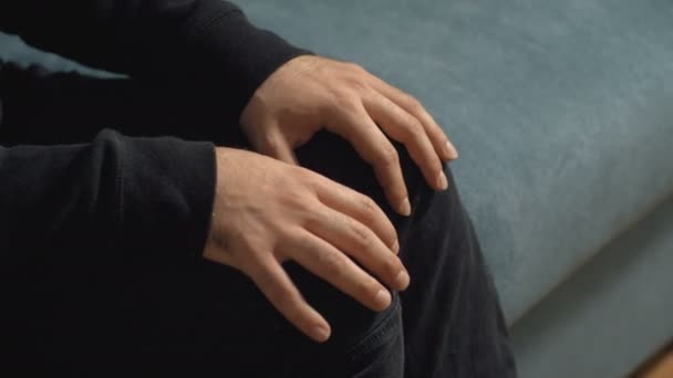 Hände Eines Mannes Beim Psychologen Aus Nächster Nähe Angst Depression — Stockvideo