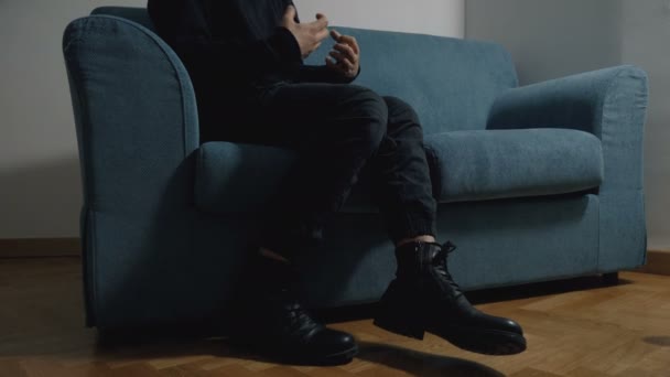 Homem Sentado Sofá Conversando Com Seu Terapeuta Depressão Ansiedade Pânico — Vídeo de Stock