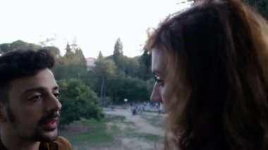 şiddet severler arasında sürtüşmeler, ona bir tokat verir