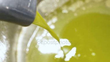 taze sıkılmış taze yağ akan - Güney İtalya geleneği